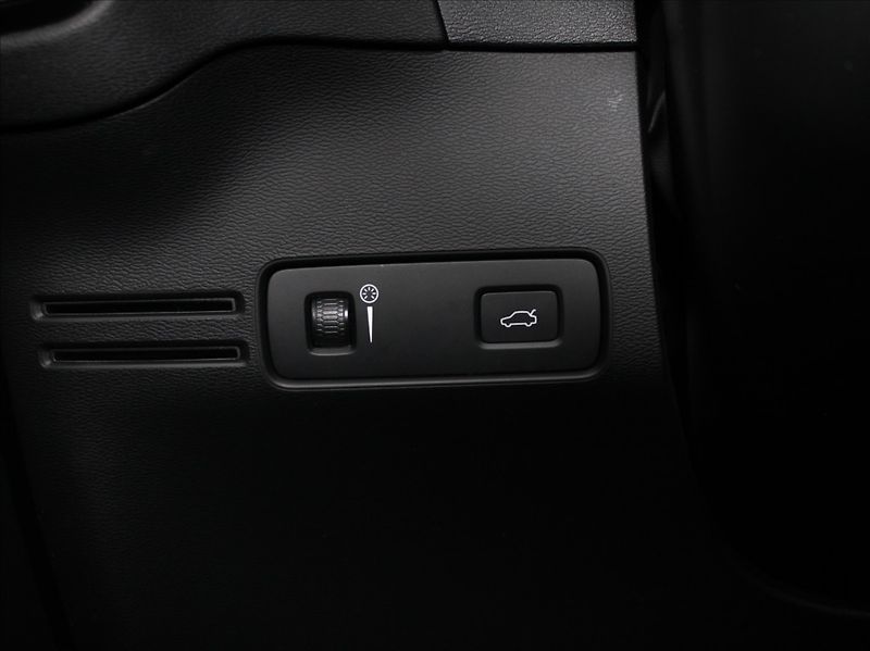 Volvo XC40 2,0 D4 AWD Mom.PRO Pilot Tažné - fotka 16 z 21