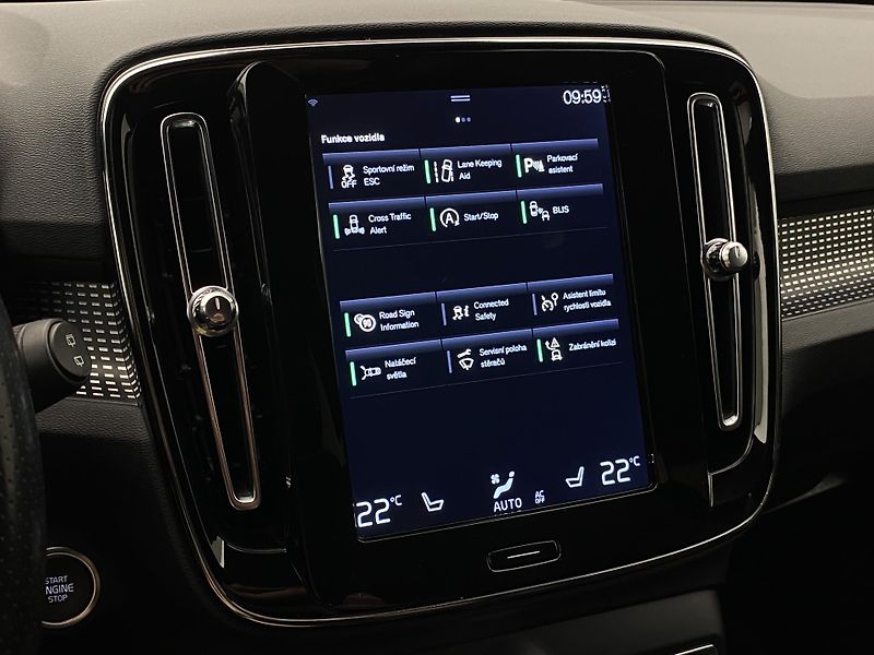 Volvo XC40 D4 AWD R-DESIGN AUT CZ - fotka 35 z 43