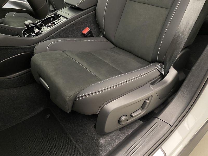 Volvo XC40 (2026) B3 AUT DARK PLUS - fotka 29 z 58