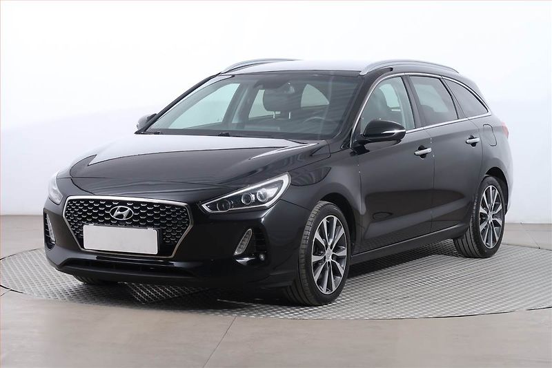 Hyundai i30 (2018) Style 1.4 T-GDI, Serv.kniha - fotka 2 z 24