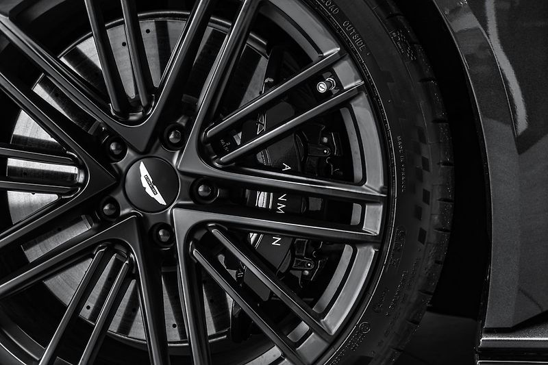 Aston Martin DB12 CZ, xenon grey, black pack - fotka 14 z 25