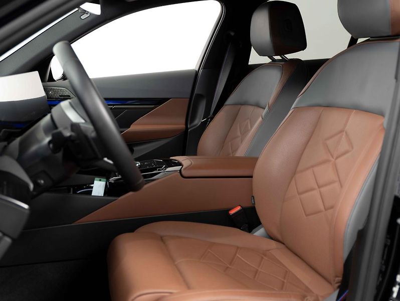 BMW Řada 5 540d xDrive Touring - fotka 17 z 20