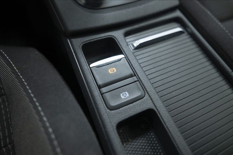 Škoda Octavia 2,0 TDI VÝHŘEV ČR 2x KOLA - fotka 24 z 35