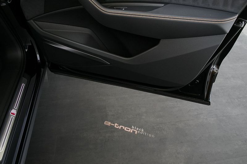 Audi e-tron 55 300kW Sline BlackEd Pano TZ - fotka 20 z 44