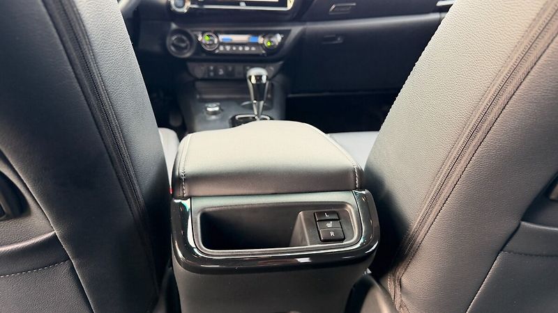 Toyota Hilux AT INVINCIBLE - fotka 18 z 23