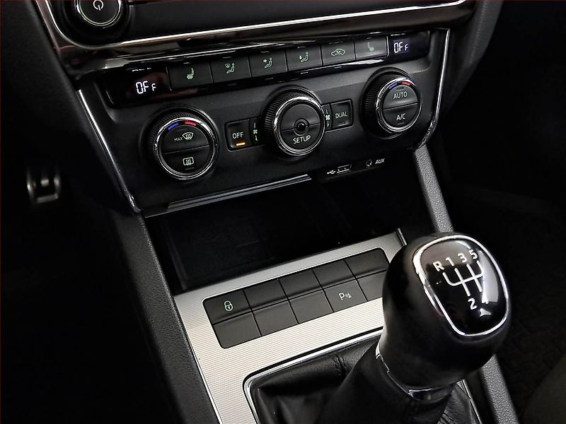 Škoda Octavia (2013) Ambition 1.6 TDI, Tempomat - fotka 15 z 18