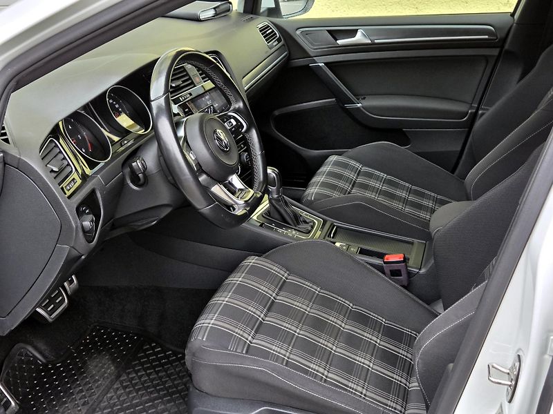 Volkswagen Golf 2,0GTD 135kW DSG, DPH, SERVIS  - fotka 32 z 51