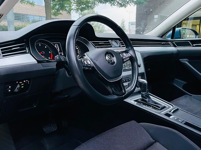 Volkswagen Passat 2.0TDI AUTOMAT VÝHŘEV SERVISKA - fotka 27 z 54