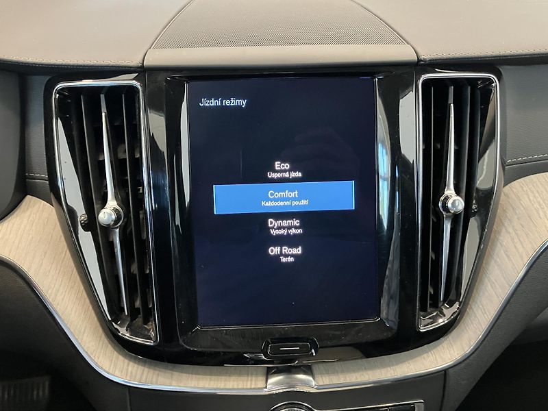 Volvo XC60 B4 AWD Inscription AT8, ČR - fotka 36 z 41