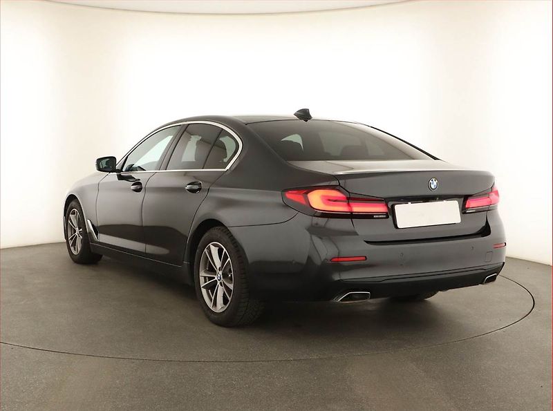 BMW Řada 5 (2020) M Sport 530d xDrive - fotka 4 z 17