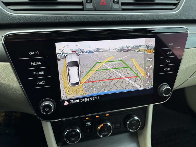 Škoda Superb 2,0 TDI 110kW Style AUT - fotka 38 z 40