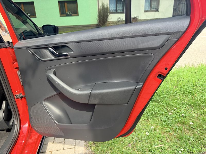 Škoda Rapid 1.6TDI DSG MONTE CARLO - fotka 31 z 35