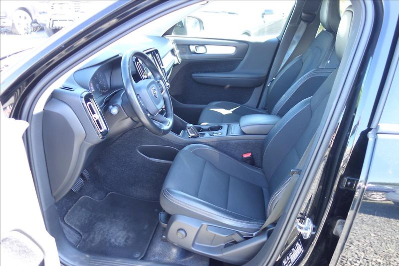 Volvo XC40 2,0 D4, ČR, SERVIS.KN., AWD. - fotka 10 z 39