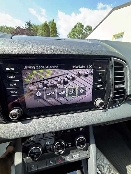Škoda Karoq (2022) 2,0TDi 110kW 4x4 DSG STYLE ČR - fotka 21 z 23