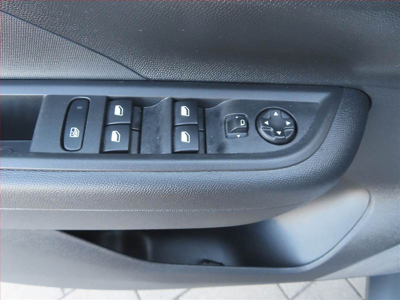 Opel Frontera (2025) 1.2 hybrid - fotka 16 z 17