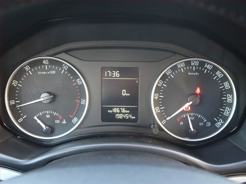 Škoda Octavia (2009) 1.6, Tempomat, Park. senzory - fotka 11 z 16
