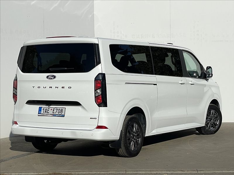 Ford Tourneo Custom 2,0 EcoBlue AWD A8 L2 Titanium - fotka 3 z 21