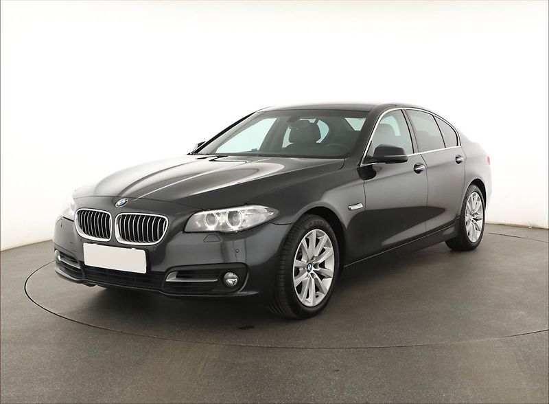 BMW Řada 5 (2013) 520d xDrive, 4X4, Automat, ČR - fotka 2 z 20