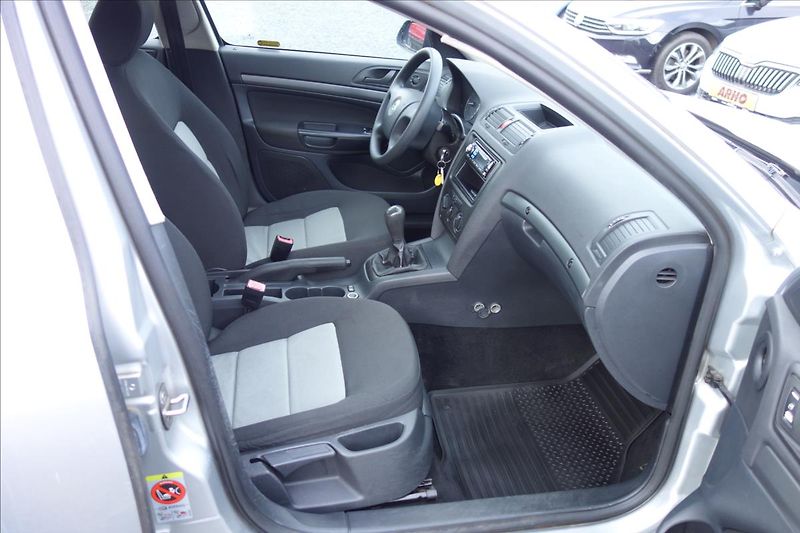 Škoda Octavia 1,6 i 75KW, ČR, KLIMATIZACE. - fotka 10 z 25