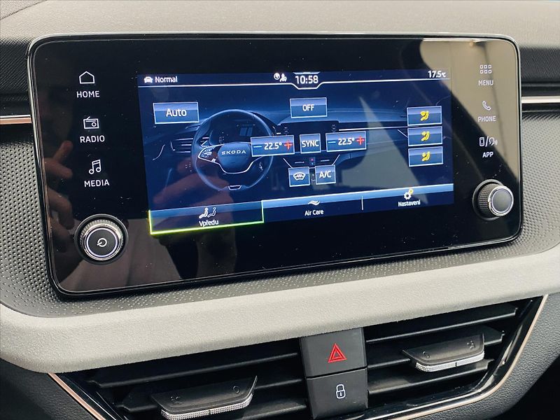 Škoda Scala 1,0 TSI 85kW Top Selection - fotka 15 z 28