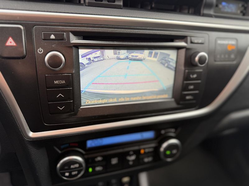 Toyota Auris 1.6i, kamera, tažné - fotka 15 z 17
