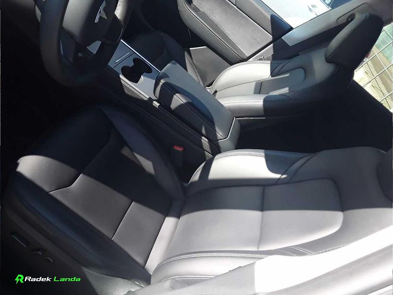 Tesla Model Y (2023)  Long Range AWD Berlín - fotka 9 z 12