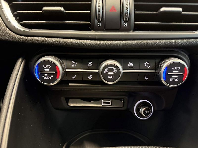 Alfa Romeo Giulia (2025) 2.0 Turbo 280k AT8 AWD  INTENS - fotka 13 z 23