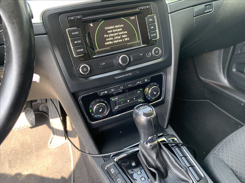 Škoda Superb 2,0 TDI DSG - fotka 14 z 19