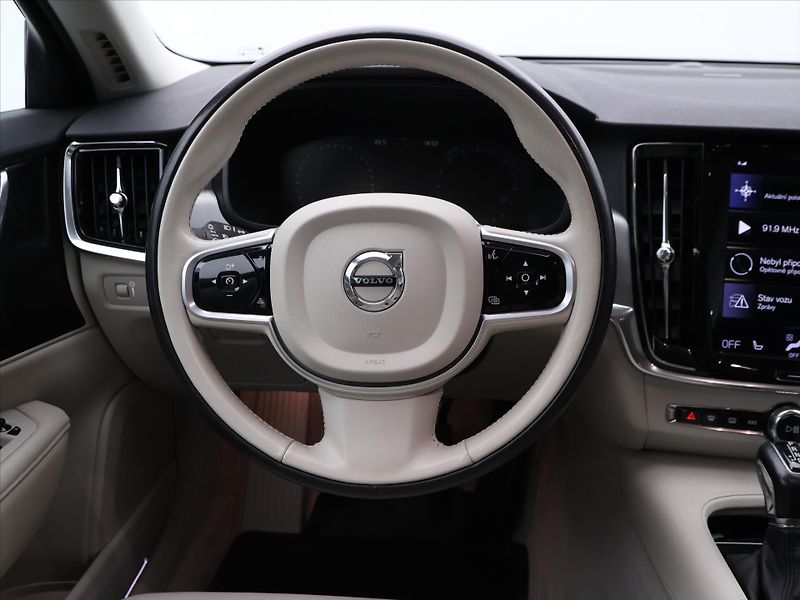 Volvo V90 2,0 D4 140kW Drive-E Momentum - fotka 16 z 35