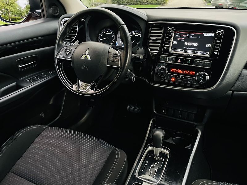 Mitsubishi Outlander 2.0i AUTOMAT 1.MAJITEL KAMERA  - fotka 24 z 43