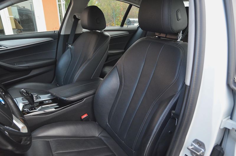 BMW Řada 5 (2017) 520d xDrive 140kW / ČR / DPH  - fotka 15 z 36