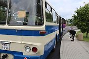 Lidé si historický autobus rádi prohlédli