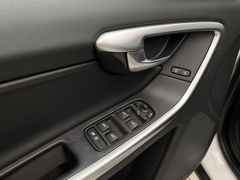 Volvo XC60 D5 AWD R-DESIGN AUT  - fotka 14 z 27