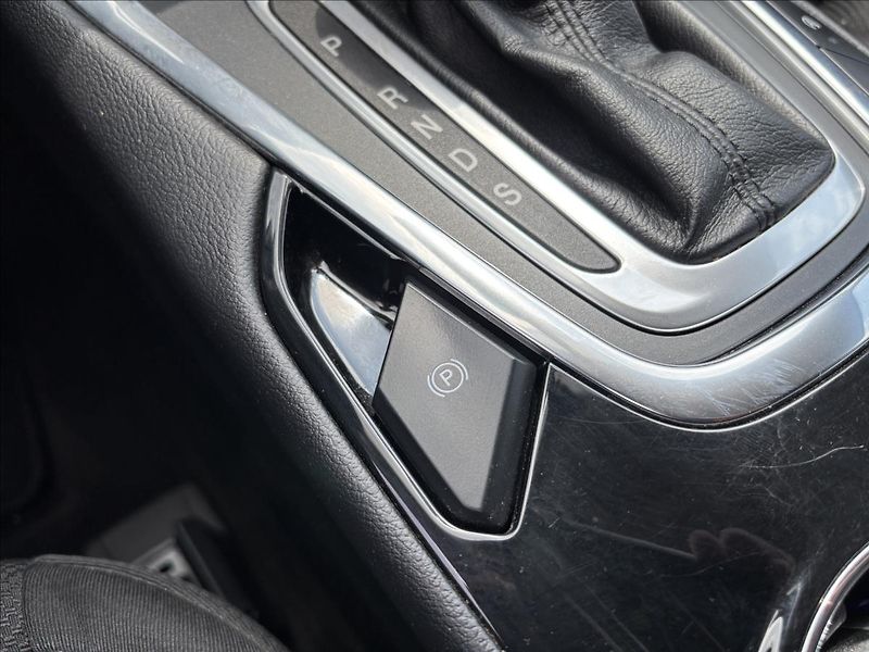 Ford S-MAX 2,0 EcoBlue 132kW Titanium 4X4 - fotka 35 z 39