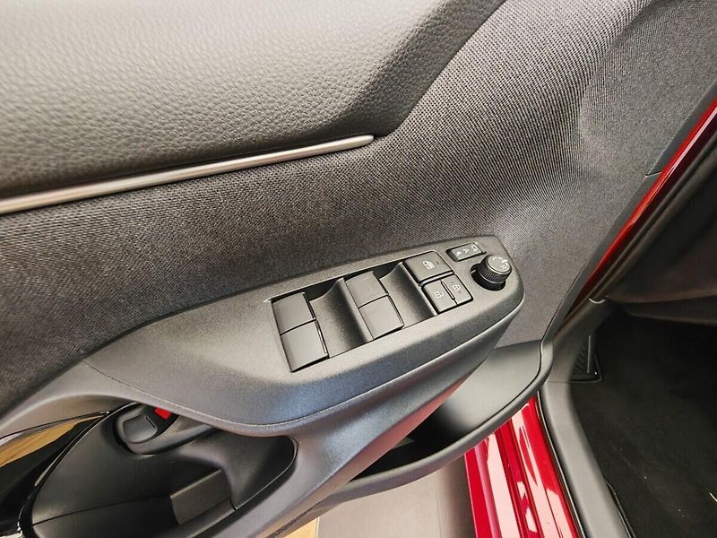 Toyota Yaris 1.5 TNGA HEV Executive VIP - fotka 21 z 33