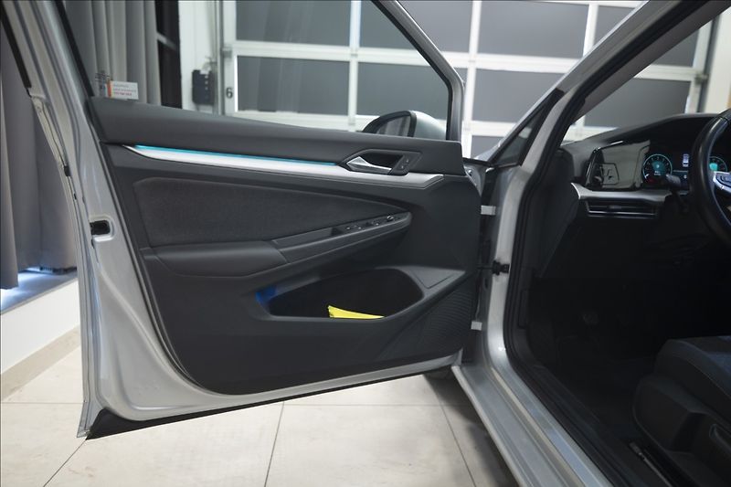 Volkswagen Golf 1,5 TSI KEYLESS KAMERA VÝHŘEV - fotka 18 z 42
