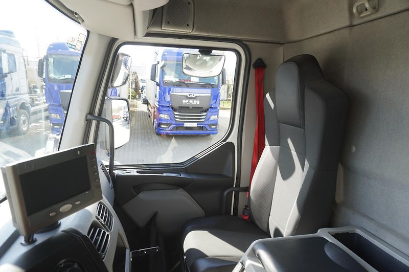 Renault Trucks D (2016) 12 / Lamberet refrigerated tru - fotka 23 z 24