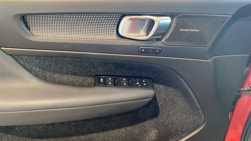 Volvo XC40 PLUS DARK, B4 AWD, 145+10 kW / - fotka 29 z 38