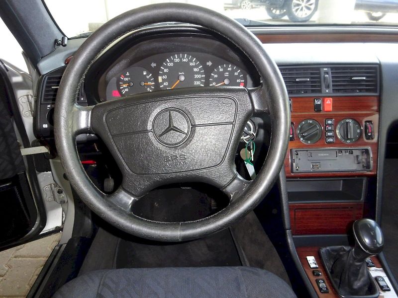Mercedes-Benz Třídy C (1995) 180 Elegance - man. převodovka - fotka 6 z 20