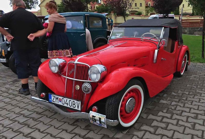 Pálavský Oldtimer přilákal na Břeclavsko desítky elegantnch veteránů.