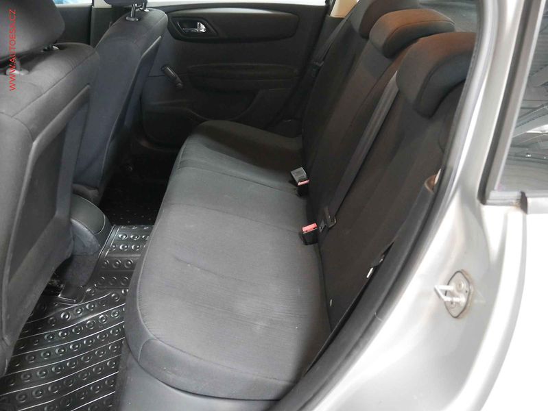 Citroën C4 (2008) 1.4i, servis.kniha, AC - fotka 10 z 17