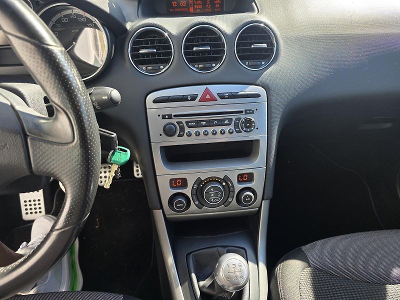 Peugeot 308 (2010) 1.6i TAŽNÉ  - fotka 12 z 16