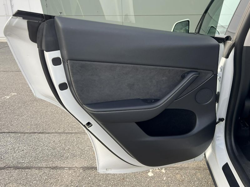 Tesla Model Y Long Range, Tažné, 90% SOH - fotka 16 z 21