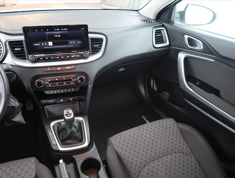 Kia Ceed (2024) 1.5 T-GDI - fotka 8 z 22
