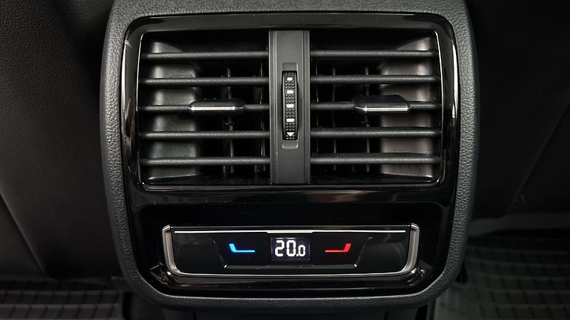 Volkswagen Passat 2.0 TDI DSG Elegance Variant - fotka 22 z 27