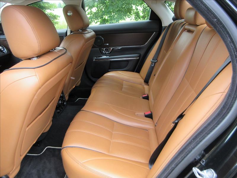 Jaguar XJ 3,0 V6, 4x4, Panorama, Nové ČR - fotka 16 z 37