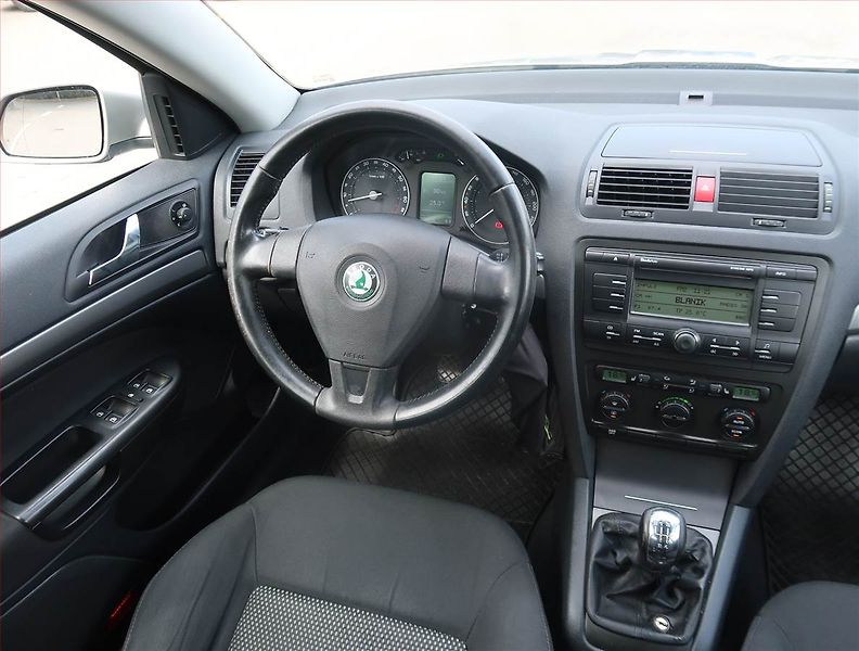 Škoda Octavia (2008) Elegance 1.6, Serv.kniha - fotka 7 z 18