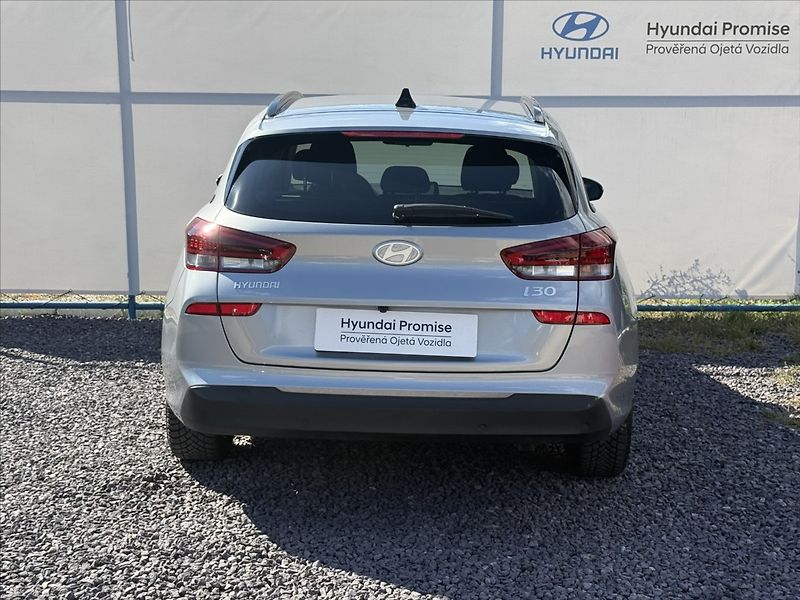 Hyundai i30 1,5 T-GDI 103kW DCT Family - fotka 22 z 23