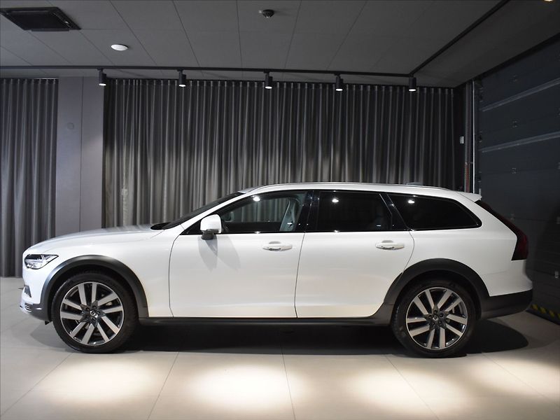 Volvo V90 2,0 CC PRO B4 AWD - fotka 2 z 24