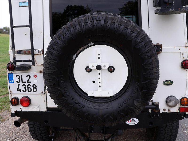 Land Rover Defender 2,5 110 Hard Top - fotka 22 z 40